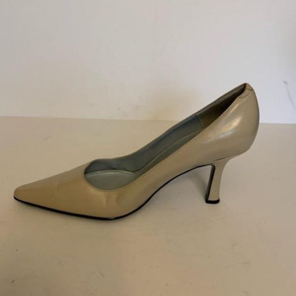 Etienne Aigner Cream Closed Toe Pumps 8M - Picture 3 of 9